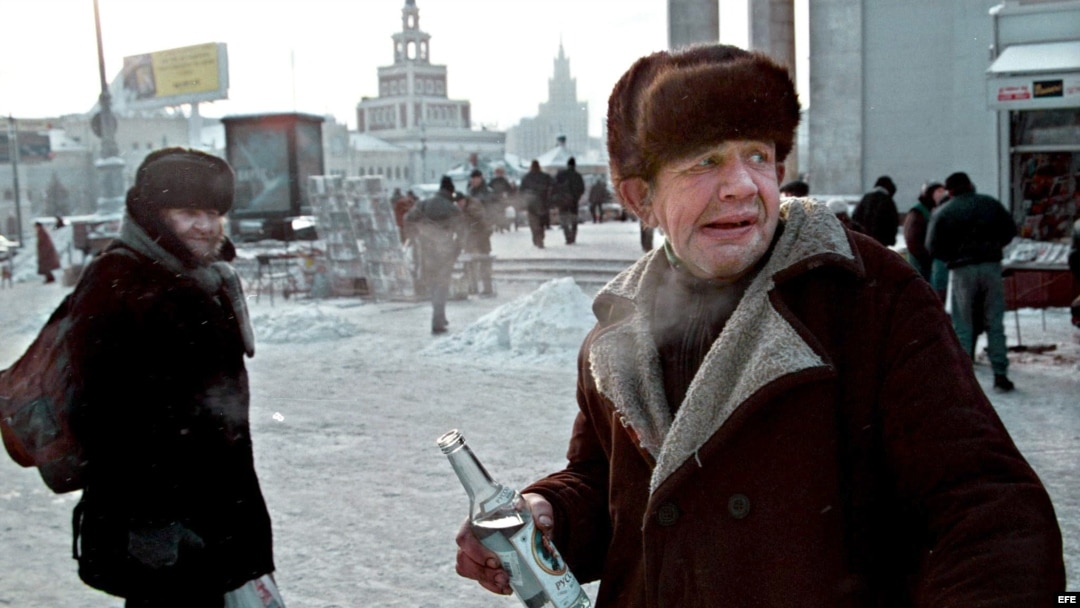 Rusia, hombres tomando vodka en Moscú. 