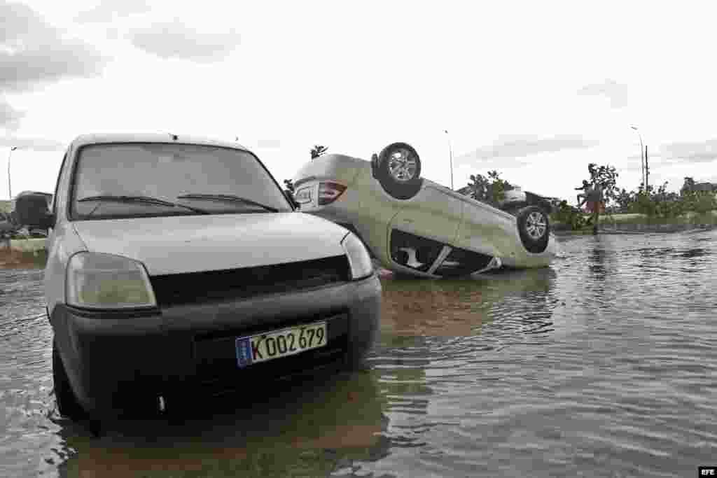 Fotografía de vehículos averiados por las inundaciones y los fuertes vientos hoy, martes 24 de enero de 2017, en La Habana (Cuba)