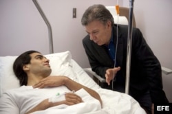El presidente de Colombia, Juan Manuel Santos, visitó a Falcao en el hospital Trinidade en Porto, Portugal, el 25 de enero de 2014.