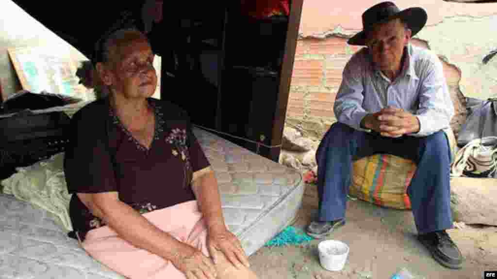 Una pareja colombianos deportados de Venezuela permanecen en un cambuche