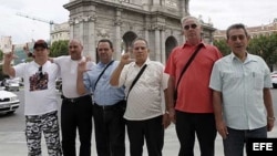 Antonio Villareal (extrema derecha) posa junto a otros expresos políticos a su llegada a Madrid. 
