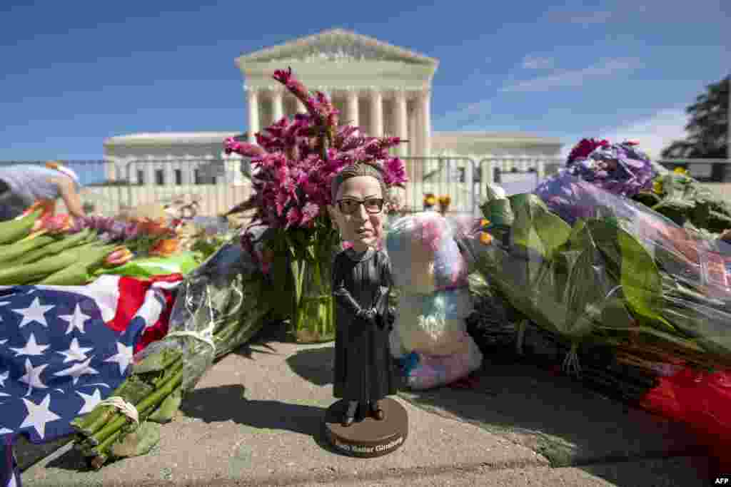 Muestras de respeto a Ruth Ginsburg frente a la Corte Suprema 
