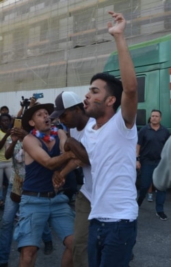 El joven activista gay Yasmani Pérez Llorente se pronuncia durante la marcha.