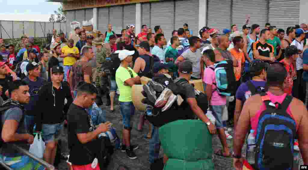 Cientos de cubanos intentan ubicarse en hoteles en Paso Canoas, Panamá, en medio de la crisis migratoria desatada desde inicios de diciembre de 2015.