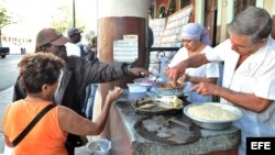 Una pareja de vendedores de frituras atiende a sus clientes /Habana