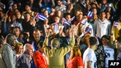 Raúl Castro saluda a jóvenes que participaban en la Marcha de las Antorchas el pasado 27 de enero de 2018.