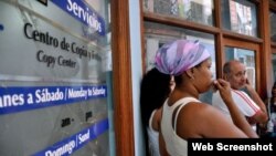 Cubanos esperan a usar una sala de navegación de Internet