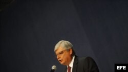  El procurador general de Brasil, Rodrigo Janot, inauguró hoy, martes 9 de diciembre de 2014, un encuentro iberoamericano contra la corrupción con una dura autocrítica y aseguró que el escándalo que se investiga en la estatal Petrobras "avergüenza a toda la sociedad" brasileña. "Brasil es extremadamente corrupto", dijo Janot al inaugurar una conferencia de la Asociación Iberoamericana de Ministerios Públicos (AIAMP) que se celebra en Brasilia, en coincidencia con el Día Internacional contra la Corrupción. 