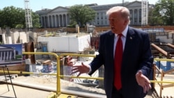 El presidente Donald Trump habla a la prensa desde el lugar donde se está construyendo el salón de baile previsto para la Casa Blanca.