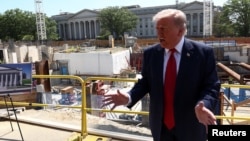 El presidente Donald Trump habla a la prensa desde el lugar donde se está construyendo el salón de baile previsto para la Casa Blanca.