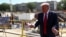 El presidente Donald Trump habla a la prensa desde el lugar donde se está construyendo el salón de baile previsto para la Casa Blanca.