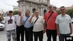 Antonio Villareal (extrema derecha) posa junto a otros expresos políticos a su llegada a Madrid. 