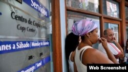 Cubanos esperan a usar una sala de navegación de Internet