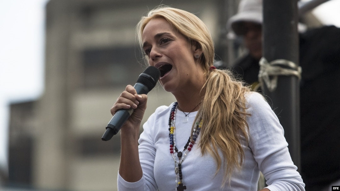 Lilian Tintori, esposa del encarcelado líder opositor Leopoldo López, habla durante una protesta de 24 horas para exigir la liberación de López y los demás presos políticos. 