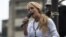 Lilian Tintori, esposa del encarcelado líder opositor Leopoldo López, habla durante una protesta de 24 horas para exigir la liberación de López y los demás presos políticos. 