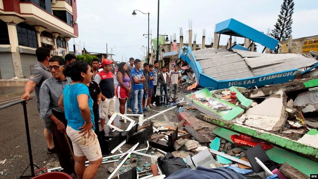 Habitantes de Pedernales (Ecuador), afectados por el terremoto de 7.8 grados en la escala de Richter.