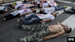 Manifestantes opositores al Gobierno de Nicolás Maduro disfrazados de muertos protestan el jueves 10 de abril de 2014.