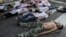 Manifestantes opositores al Gobierno de Nicolás Maduro disfrazados de muertos protestan el jueves 10 de abril de 2014.