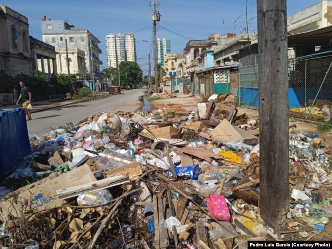Un vertedero de basura en El Vedado, La Habana.