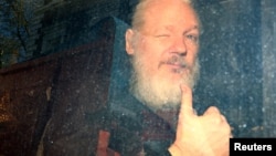 El fundador de WikiLeaks, Julian Assange, llega a la corte de Westminster tras ser arrestado en Londres. (Archivo)