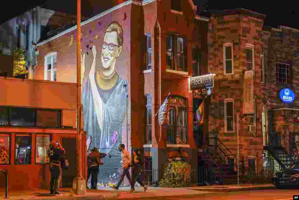 Homenaje a Ruth Ginsburg en una fachada de Washington DC