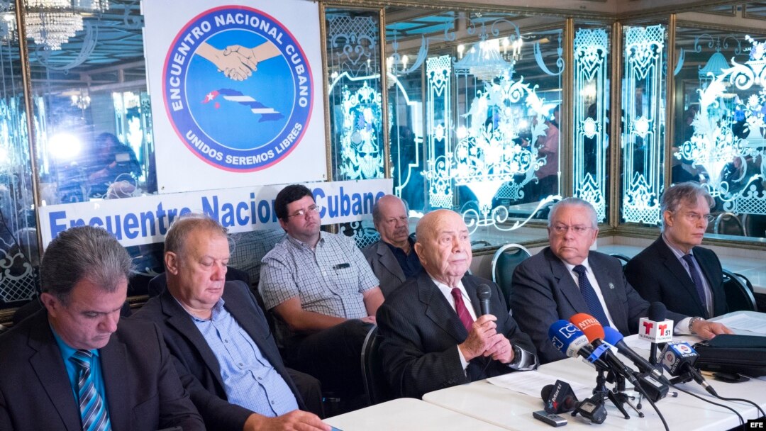 Organizaciones de exiliados cubanos reunidos en el restaurante Versailles, en Miami.