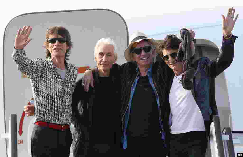 Los Rolling Stones saludan a su llegada