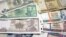 Billetes cubanos: CUP, "moneda nacional", y CUC, peso convertible equivalente al dólar  (i-d).