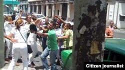Reporta Cuba. Represión contra activistas en La Habana, domingo 12 de abril. Foto: Ángel Moya.