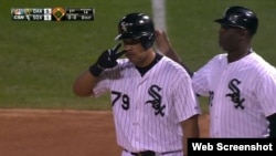 Abreu hace la señal de la victoria tras conectar uno de sus tres imparables el martes.