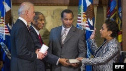 Loretta Lynch, la primera Fiscal General afroamericana de EEUU, jura públicamente su cargo en presencia del vicepresidente Joe Biden (i).
