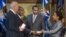 Loretta Lynch, la primera Fiscal General afroamericana de EEUU, jura públicamente su cargo en presencia del vicepresidente Joe Biden (i).