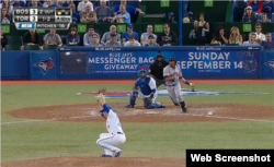 Yoenis Céspedes conecta un hit de línea...