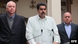  Nicolás Maduro (c), acompañado del ministro de Energía y Petróleo, Rafael Ramírez (i) y el presidente de la Asamblea Nacional, Diosdado Cabello (d) durante un discurso el 12 de diciembre de 2012, en Caracas, Venezuela. 
