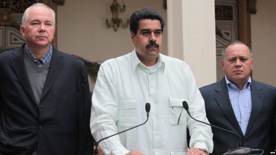  Nicolás Maduro (c), acompañado del ministro de Energía y Petróleo, Rafael Ramírez (i) y el presidente de la Asamblea Nacional, Diosdado Cabello (d) durante un discurso el 12 de diciembre de 2012, en Caracas, Venezuela. 