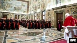 El papa Benedicto XVI se despide de sus cardenales este jueves en el Vaticano.