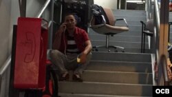 Tras aliviarse de su mochila, un cubano llama a su familia en EE.UU. desde las oficinas de Cubanos en Libertad (C.Matos)