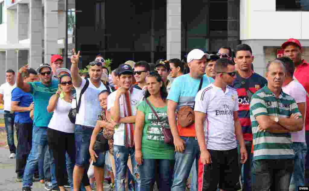 Decenas de cubanos hacen fila hoy, 10 de febrero de 2016, en la ciudad de David, capital de la provincia occidental panameña de Chiriquí, para comprar el boleto de avión, por 523,50 dólares cada uno, para viajar a México. 