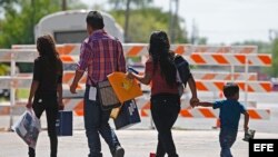 Familias migrantes son procesadas en la Estación Central de Autobuses antes de ser trasladadas a Caridades Católicas el 26 de junio de 2018. 