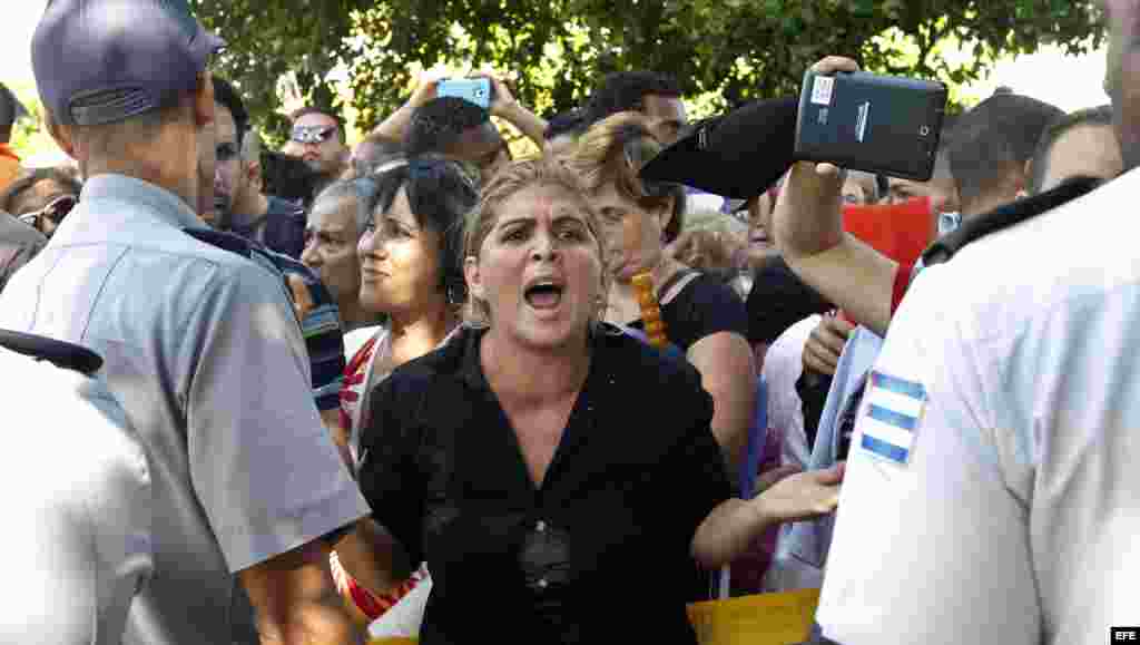Una mujer protesta frente a la embajada de Ecuador en Cuba tras el anuncio de exigir visa a todo cubano que entre como turista al país andino a partir del 1 de diciembre.