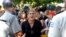 Cubanos protestan frente a embajada de Ecuador en La Habana.