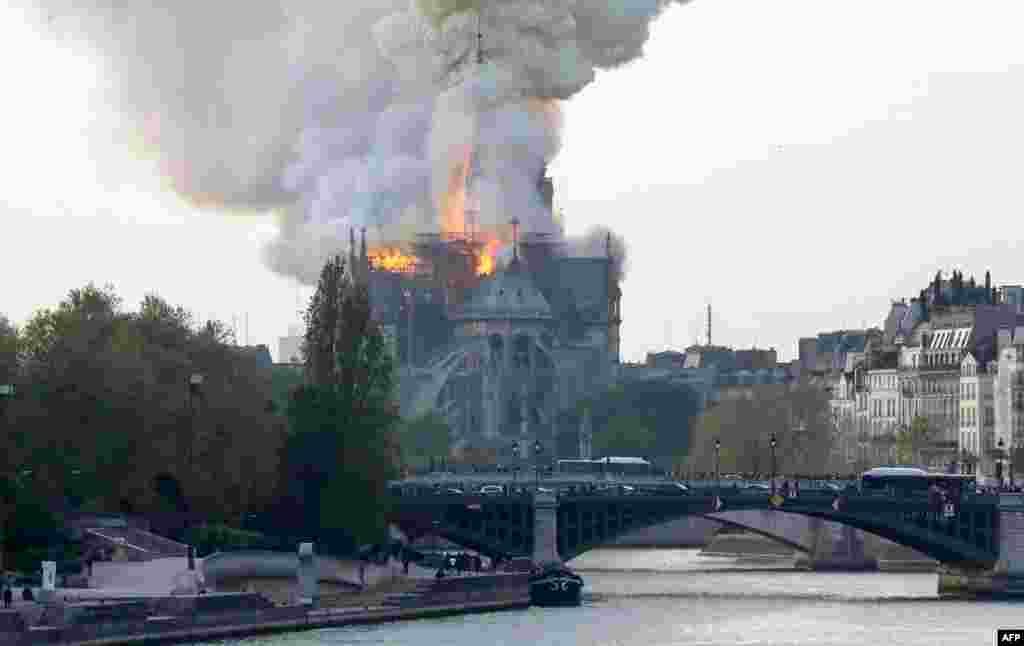 Incendio en la catedral de Notre Dame de París, uno de los monumentos más emblemáticos de la capital francesa. 