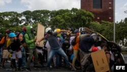 Manifestantes de la oposición participan en una marcha hoy, miércoles 31 de mayo de 2017, en Caracas.