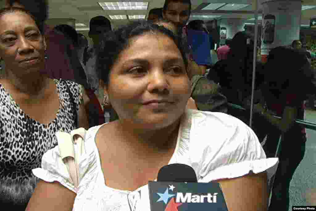 Caridad Caballero, activista de derechos humanos y Dama de Blanco a su llegada desde Cuba al Aeropuerto Internacional de Miami