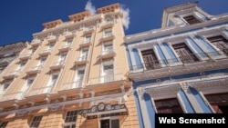 El Hotel San Carlos (amarillo) en la ciudad de Cienfuegos, una de las instalaciones turísticas en disputa.