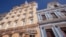 El Hotel San Carlos (amarillo) en la ciudad de Cienfuegos, una de las instalaciones turísticas en disputa.