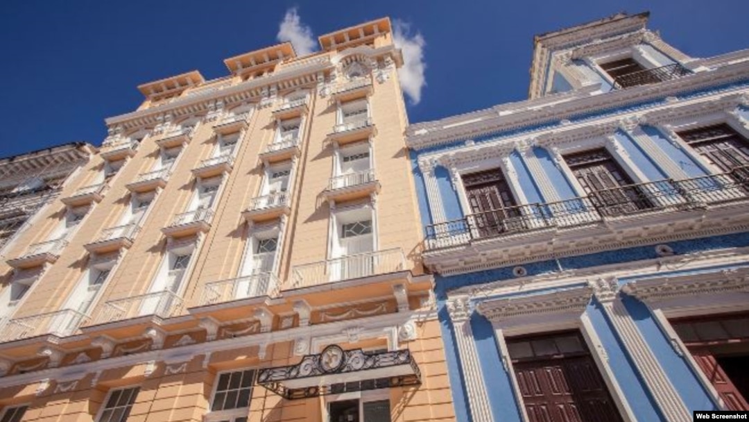 El Meliá San Carlos (amarillo) en la ciudad de Cienfuegos.