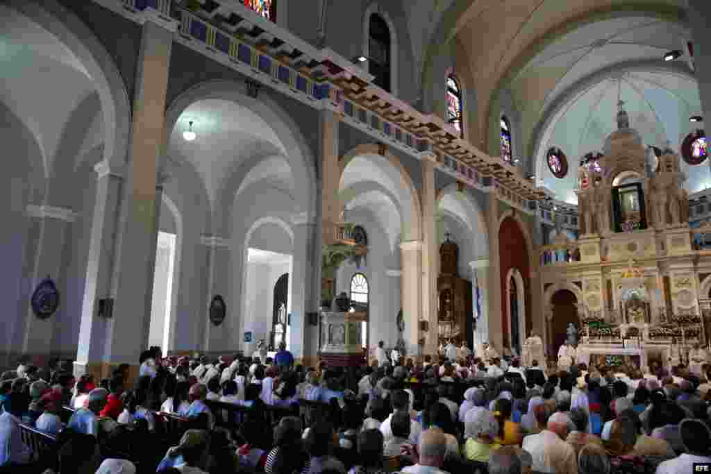  Fotografía del interior de la Basílica Menor del Santuario de Nuestra Señora de la Caridad del Cobre durante una misa oficiada por el papa Francisco hoy, martes 22 de septiembre de 2015, en en Santiago (Cuba).