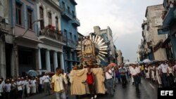 Cientos de personas participan en una peregrinación con la imagen de la Virgen de la Caridad del Cobre, patrona de Cuba, por las calles de un céntrico barrio de La Habana (Cuba) . 