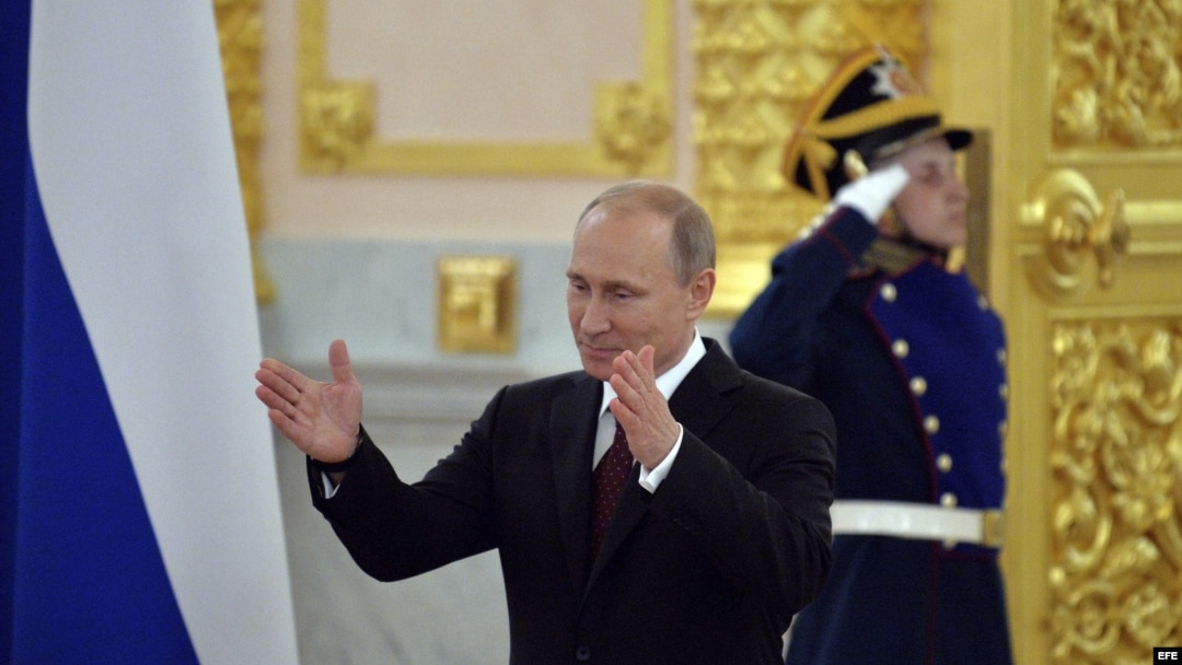 El presidente ruso Vladimir Putin a su llegada a la ceremonia de bienvenida a la selección de hockey.